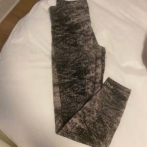 Athleta elation glades 7/8 tight size M. Yea tired black pattern. Barely worn